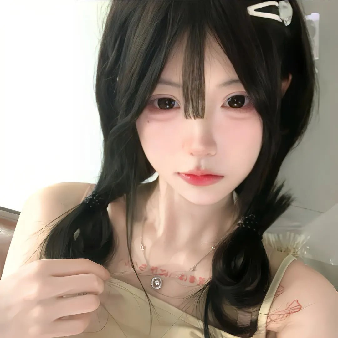 葡萄架下的女神